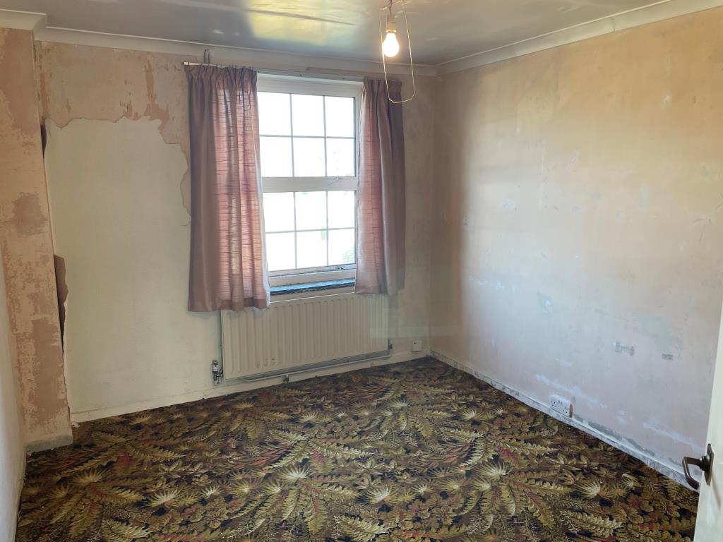 Lot: 69 - BALCONY FLAT FOR UPDATING IN DESIRABLE LOCATION - Second bedroom at rear